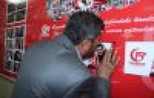 Şehit çocuklarının fotoğrafına yüzünü yaslayıp ağladı 