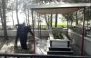 Şehit Mahmut Kayan’ın mezarını temizledi