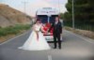 Servis minibüsünü gelin arabası yaptı