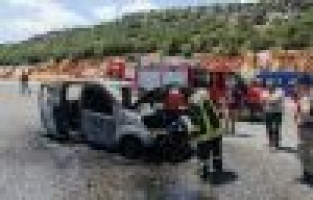 Seyir halindeki araç yanarak küle döndü