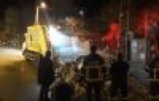 Seyir halindeki çöp kamyonu alev aldı