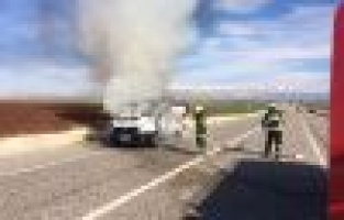 Seyir halindeki kamyonet yandı