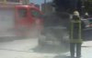 Seyir halindeki otomobil alev aldı