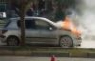 Seyir halindeki otomobil alev aldı