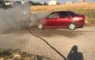 Seyir halindeki otomobil alev aldı