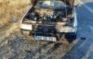 Seyir halindeki otomobil alev aldı