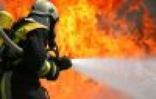 Seyir halindeki otomobil alev aldı