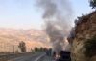 Seyir halindeki otomobil alev alev yandı