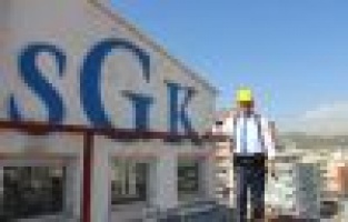 SGK Müdürü Tekin, iş güvenliği için çatıya çıktı