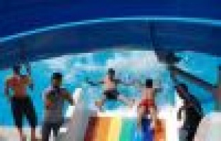 Sıcaktan Bunalan Gençler Havuzlarda Serinliyor