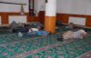 Sıcaktan Bunalan Vatandaşlar Camide Uyudu 