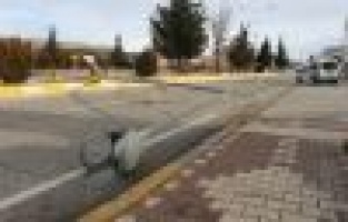 Şiddetli rüzgar elektrik direğini devirdi