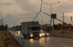 Şiddetli rüzgar elektrik direğini devirdi