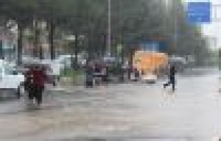 Şiddetli Yağış Caddeleri Göle Çevirdi