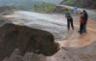 Şiddetli yağış heyelana neden oldu