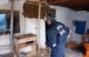 Şiddetli yağışta evin duvarı çöktü