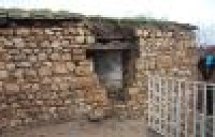 ŞİDDETLİ YAĞMUR EVİN DUVARLARINI YIKTI