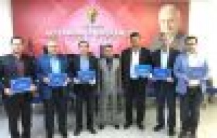 Siyaset akademisini bitirenlere belgeleri verildi