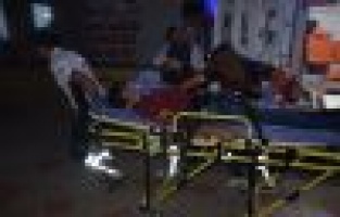 Sokak ortasında bıçaklandı