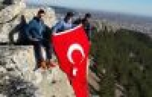 Sporcular dağa Türk Bayrağı astı