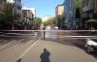 Su borusu patladı, cadde göle döndü