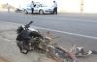 Su oluğuna giren motosiklet takla attı