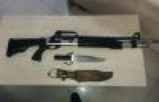 Şüpheli otomobilden silah ve bıçak bulundu