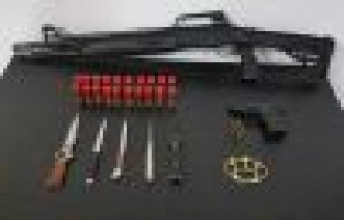 Şüpheli şahıslardan silahlar ve bıçaklar ele geçirildi