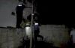 Şüpheliyi kovalayan polisler akrobatlara taş çıkarttı