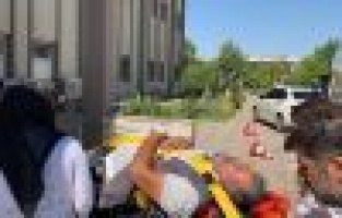 Sürücü devrilen silindirin altında kaldı