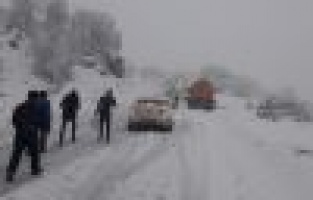 Sürücülerin karla zorlu mücadelesi