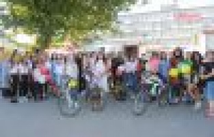 Süslü kadınlar pedal çevirdi 