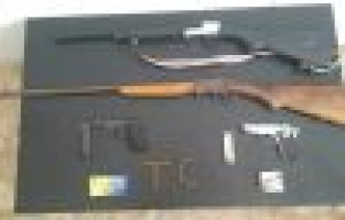 Tabanca ve tüfekleri pencereden atarken jandarmaya yakalandı