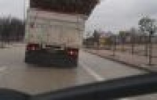 Tahta yüklü kamyon tehlike saçtı