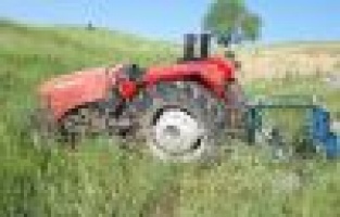 Takla atan traktör sürücüsü yaralandı