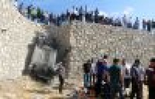 Takla atıp tarlaya uçan otomobil sürücüsü öldü