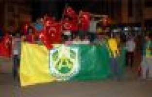 Taraftar grubu darbeye karşı yürüdü