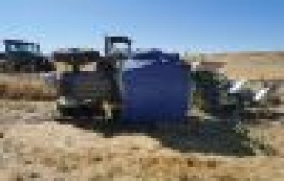 Tarla süren traktör devrildi: 1 yaralı