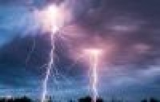 Tarlada çalışan çiftin üzerine yıldırım düştü: 2 yaralı