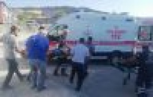 Taş öğütme makinesine düşen işçiler yaralandı