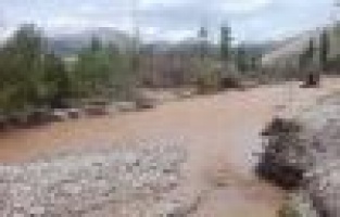 Taşan dere arazileri sular altında bıraktı