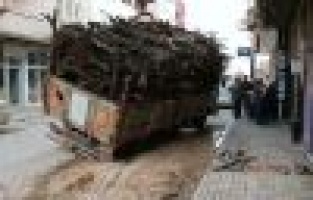 Tekerlekleri toprak yola saplanan kamyon devrilme tehlikesi geçirdi