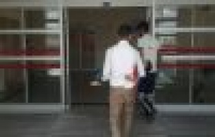 Terastan düşen çocuk yaralandı