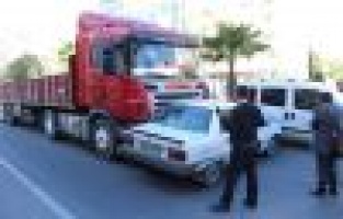 Tır, Çarptığı Otomobili 20 Metre Sürükledi