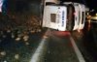 Tır Devrildi, Şeker Pancarları Yola Savruldu