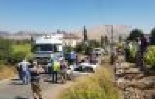 Tır ile otomobil çarpıştı: 3 Yaralı