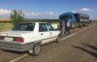 Tır ile otomobil kafa kafaya çarpıştı