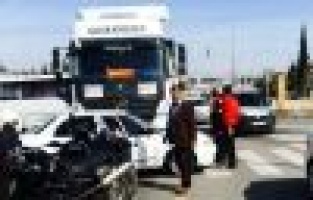 TIR Otomobil İle Çarpıştı