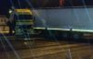 Tır refüje çarptı