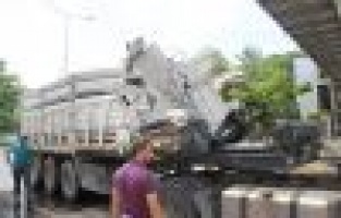 Tır’ın dorsesi üst geçide çarptı